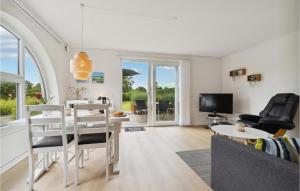 ein Wohnzimmer mit einem Tisch und Stühlen in der Unterkunft 1 Bedroom Nice Home In Hadsund in Hadsund