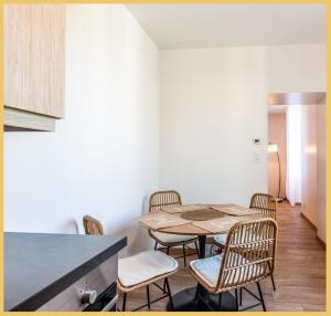 comedor con mesa y sillas en Appartement T3 Moderne Viry, en Viry