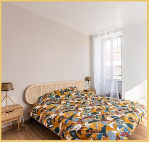 1 dormitorio con 1 cama con un edredón colorido en Appartement T3 Moderne Viry, en Viry
