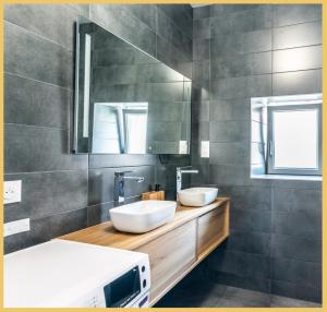 - Baño con 2 lavabos y microondas en Appartement T3 Moderne Viry, en Viry