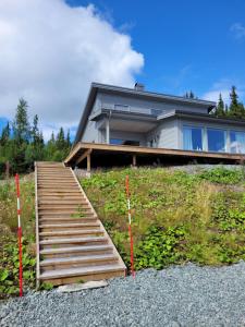 una casa con una escalera de madera delante de ella en Tärnaby Ry Vy en Tärnaby