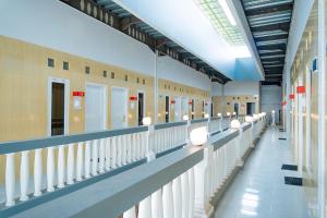 班达楠榜Jo&Jo Hostel SYARIAH的建筑的走廊,墙上有灯