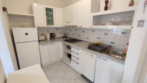 Kuchyň nebo kuchyňský kout v ubytování Apartment Marina