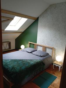 um quarto com uma cama e uma clarabóia em L'essentiel em Guemps