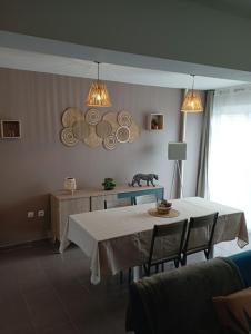 Guemps的住宿－L'essentiel，用餐室配有桌椅和灯