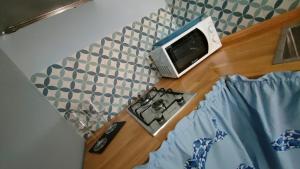 a microwave sitting on top of a counter next to a stove at La Grigua blu in Riomaggiore