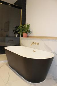 a black and white bath tub in a bathroom at Glenarch House in Dalkeith