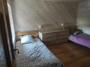 um quarto com duas camas num quarto em Gite La Tourterelle em Le Brignon