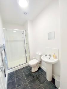 Bilik mandi di Friars House, Stafford by BELL Apartments +72 gambar
