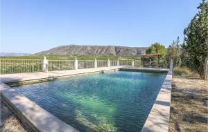 een zwembad met een bank naast een hek bij Pet Friendly Home In Murcia With Swimming Pool in Murcia