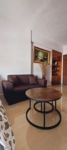 德拉瑪的住宿－Nina Apartment，客厅配有咖啡桌和沙发