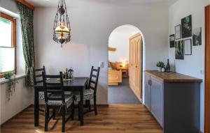 comedor con mesa, sillas y lámpara de araña en Amazing Apartment In Wiesing With Wifi And 1 Bedrooms, en Wiesing