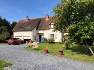 een huis met een auto ervoor geparkeerd bij Grande Chambre Familiale JAUNE Tout Bonnement Bien in Putot-en-Auge