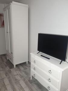 Televízia a/alebo spoločenská miestnosť v ubytovaní La Terracotta Rer C -N104-A6