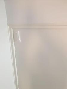 una ventana en una habitación con una pared blanca en La Terracotta Rer C -N104-A6 en Brétigny-sur-Orge