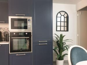 uma cozinha com um fogão e um micro-ondas em La Terracotta Rer C -N104-A6 em Brétigny-sur-Orge