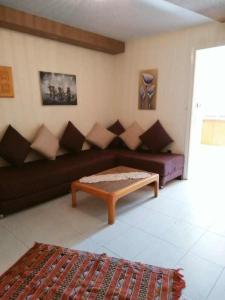 a living room with a couch and a coffee table at Bel appartement plein centre avec double terrasse in Oujda