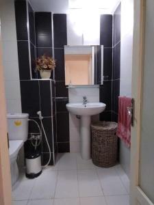 a bathroom with a sink and a toilet at Bel appartement plein centre avec double terrasse in Oujda
