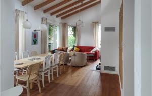 ein Esszimmer und ein Wohnzimmer mit einem Tisch und Stühlen in der Unterkunft Beautiful Home In Seebad Lubmin With Wifi And 3 Bedrooms in Lubmin