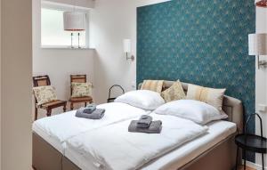 ein Schlafzimmer mit einem Bett mit zwei Handtüchern darauf in der Unterkunft Beautiful Home In Seebad Lubmin With Wifi And 3 Bedrooms in Lubmin