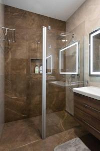 un baño con ducha y lavabo en Lux oasis with private parking, en Zagreb