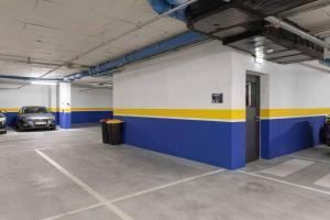 een parkeergarage met twee auto's erin geparkeerd bij Lux oasis with private parking in Zagreb