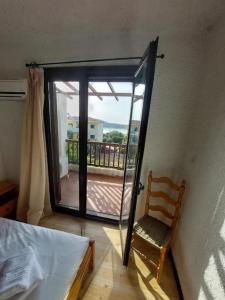 1 dormitorio con puerta que da a un balcón en Argo House '6, en Korfos