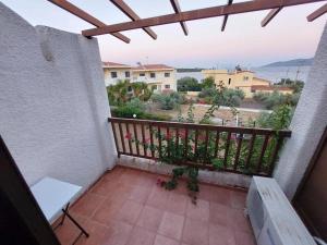 balcón con banco y vistas a la ciudad en Argo House '6, en Korfos