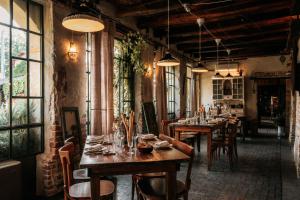 Un restaurante u otro lugar para comer en Borgo Casa Scaparone