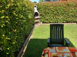 una mesa y una silla en un patio con una estatua de un gato en Charming 2-Bed House in Albaro for every Traveler, 