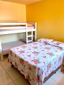 um quarto com 2 beliches num quarto em Pousada Sabrinna em Maceió