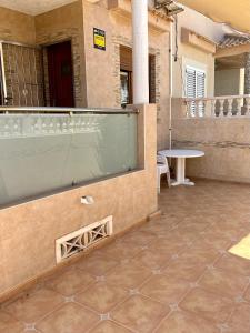 托雷維耶哈的住宿－Casa CaboMar，露台上的大玻璃窗,配有桌子