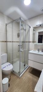 Apartamento Castro Holidays - con Parking incluido的一间浴室