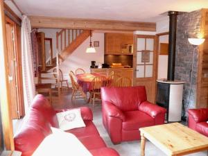 a living room with red leather furniture and a table at Appartement Méribel, 4 pièces, 8 personnes - FR-1-411-71 in Les Allues