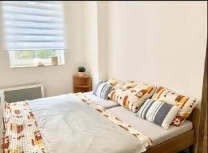 Postel nebo postele na pokoji v ubytování Útulný byt v Jizerských horách -Apartmán Mili