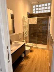 ein Bad mit einem Waschbecken, einem WC und einer Dusche in der Unterkunft Tuscan Sunrise in Porto Santo Stefano