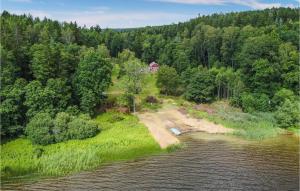 une vue aérienne sur une maison au milieu d'un lac dans l'établissement Lovely Home In Alingss With Wifi, à Alingsås