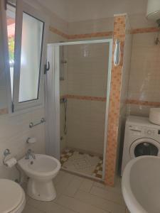 リド・マリーニにあるCasa Al Mareのバスルーム(シャワー、トイレ、シンク付)