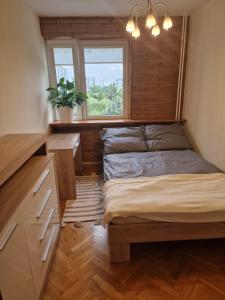 Habitación pequeña con cama y ventana en APARTAMENT zielona Retkinia - blisko ZOO, Atlas Arena, Mandoria, S14, Lotnisko, en Łódź