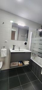 Apartamento Castro Holidays - con Parking incluido的一间浴室