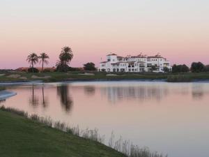 ein großes weißes Haus auf einem See in der Unterkunft Casa Calida in Sucina