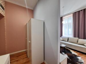 un grande armadio bianco in una stanza con divano di Bytom Moniuszki Studio 1 with sofa bed a Bytom