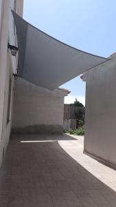 ein Gebäude mit einer Markise auf der Seite in der Unterkunft La casa di Rubin in Carloforte