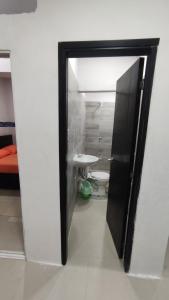 コベニャスにあるLa Roca Coveñas Apartamentosのバスルーム(鏡付)、トイレが備わります。