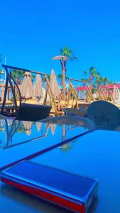 een zwembad met stoelen en parasols in een resort bij جولف بيه برتو السخنه in As Suways