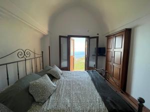 een slaapkamer met een bed en uitzicht op de oceaan bij Casa Armeno a Ravello in Ravello