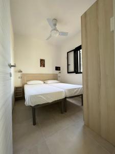 una camera con 2 letti e un ventilatore a soffitto di Villaggio Almar a Vieste