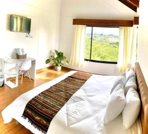 Postel nebo postele na pokoji v ubytování Quito Airport Suites Hotel