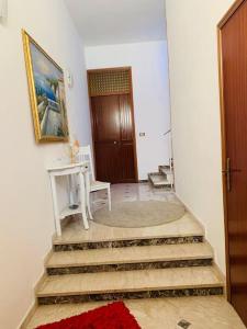 un pasillo con escaleras que conducen a una habitación con puerta en Curtatone 170 en Vittoria