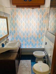 ヴィットーリアにあるCurtatone 170のバスルーム(トイレ、洗面台付)